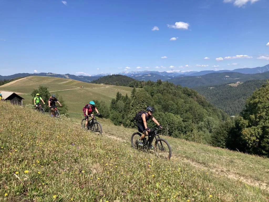 cykling längs åsen på kullarna runt staden žiri