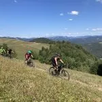 cykling längs åsen på kullarna runt staden žiri