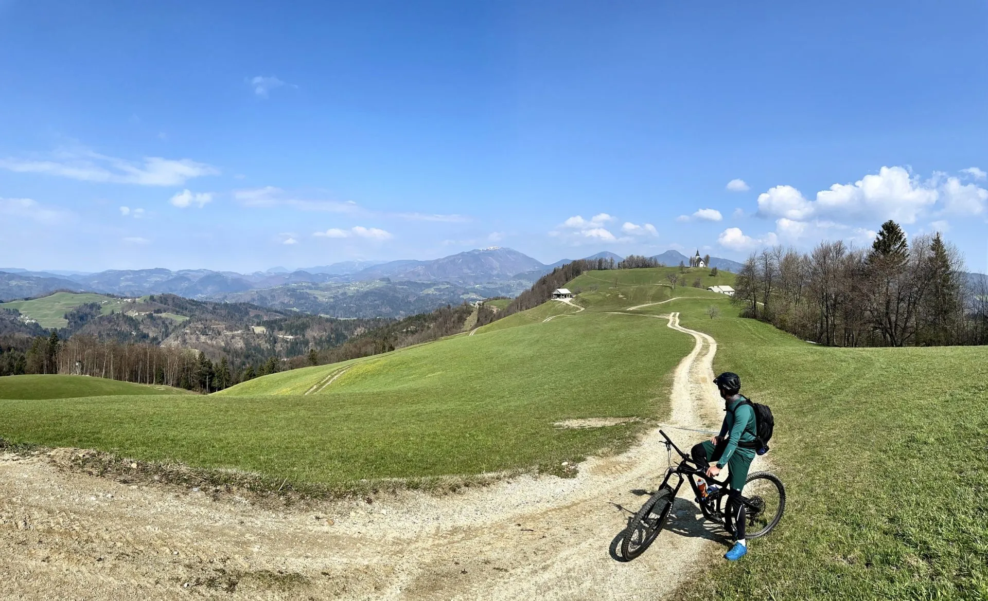 fietsen over de heuvels van polhograjski dolomiti