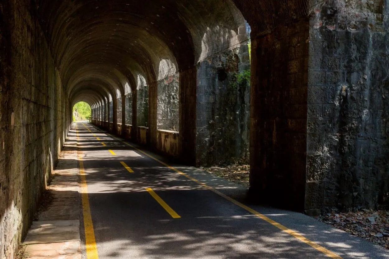 Radweg durch den Tunnel in Val Canale
