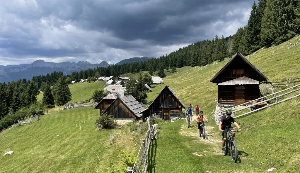 cyklar den fjärde etappen av hht trail genom zajamnikis bergsbetesmarker