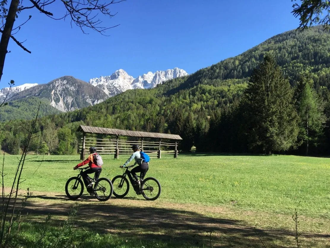 Ciclismo con montañas a la espalda