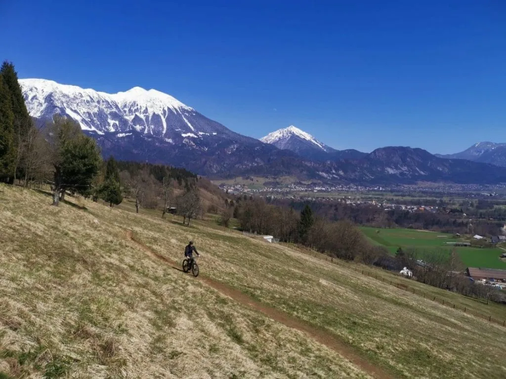 Piste cyclable facile au-dessus de Bled 