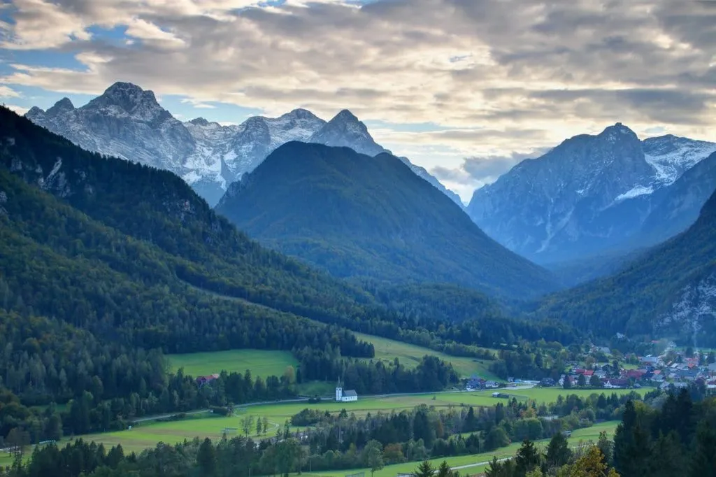 Kvällsutsikt över slovenska berg och dalar i Mojstrana