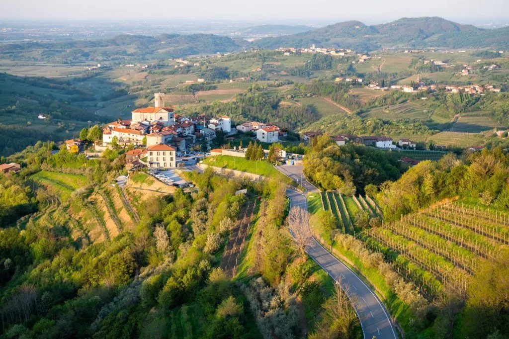 Byarna i Brda påminner om Toscana