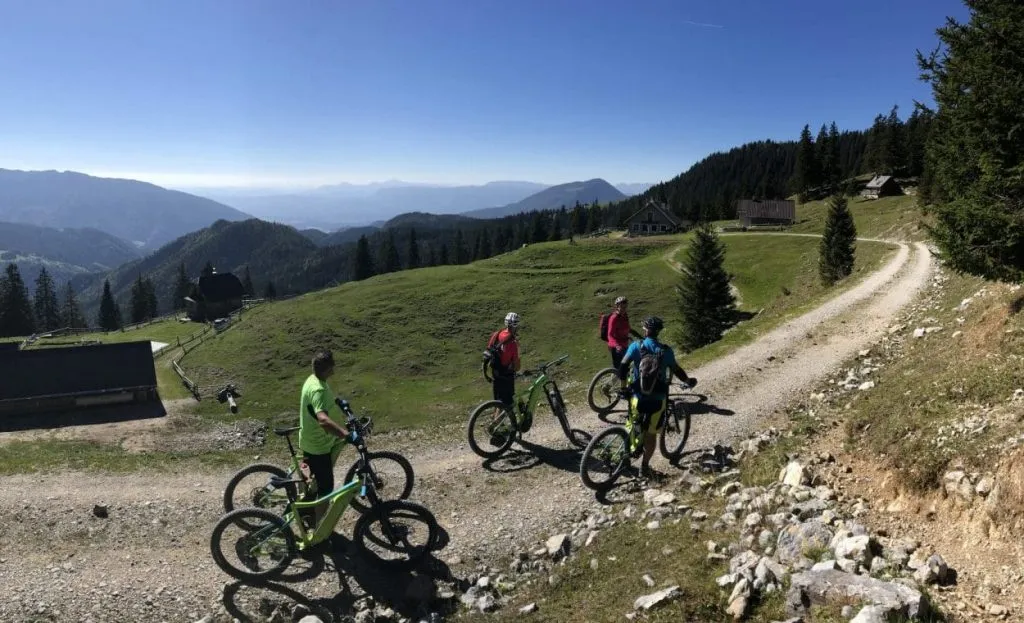 Kofce med elektriska mountainbikes är lättillgängliga