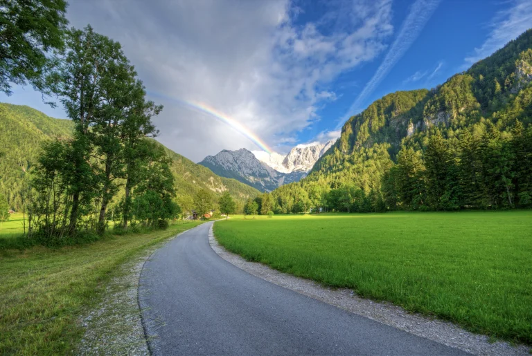 Von den Kamnik-Savinja-Alpen eingerahmte Straßen