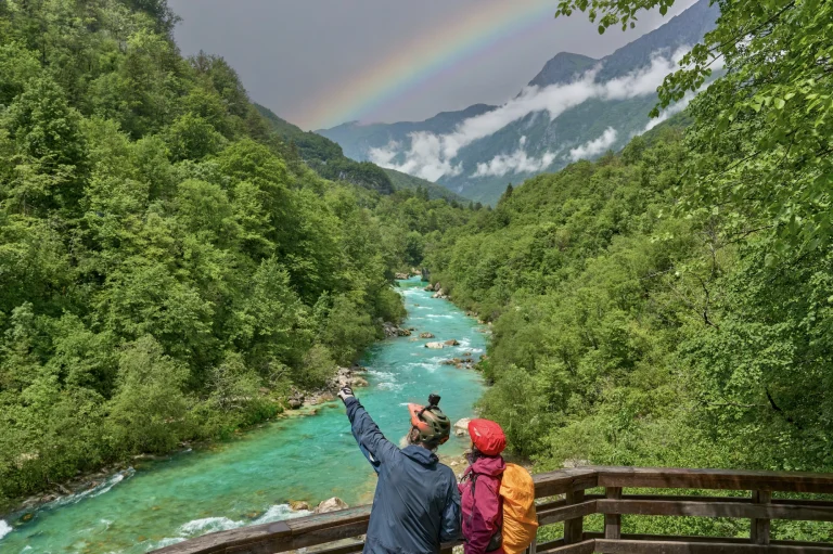 Landschaftlich reizvolle Rastplätze am smaragdgrünen Fluss Soča