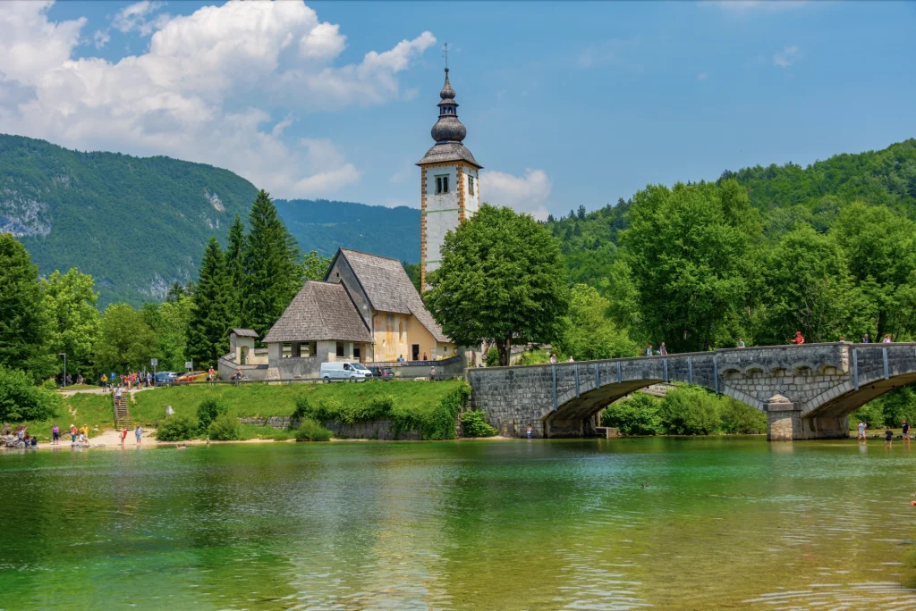 Lugnt vatten i Sloveniens största sjö i Bohinj