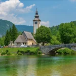 Lugnt vatten i Sloveniens största sjö i Bohinj