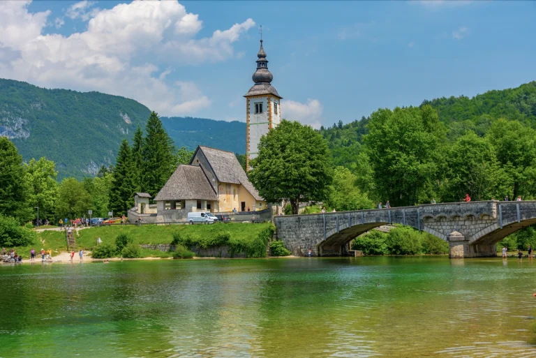 Das ruhige Wasser des größten slowenischen Sees in Bohinj