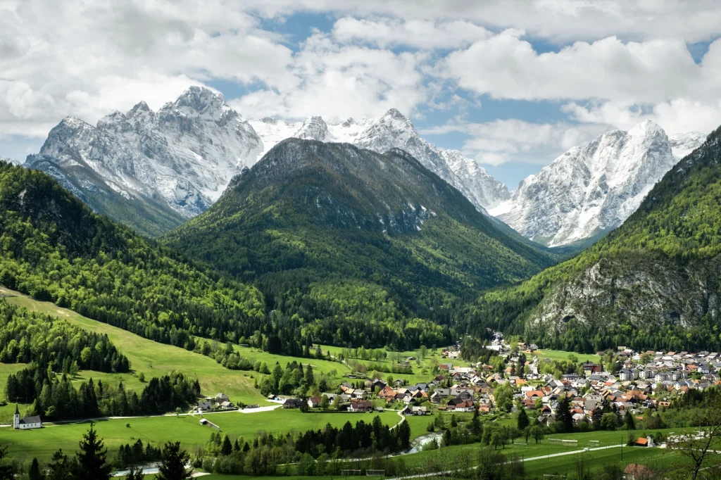 Mojstrana, en by som vaggas av jättar