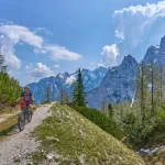 glad aktiv äldre kvinna på en E mountainbike-tur vid Vršič-passet i Triglav nationalpark, Juliska alperna ovanför Kranska Gora i Slovenien