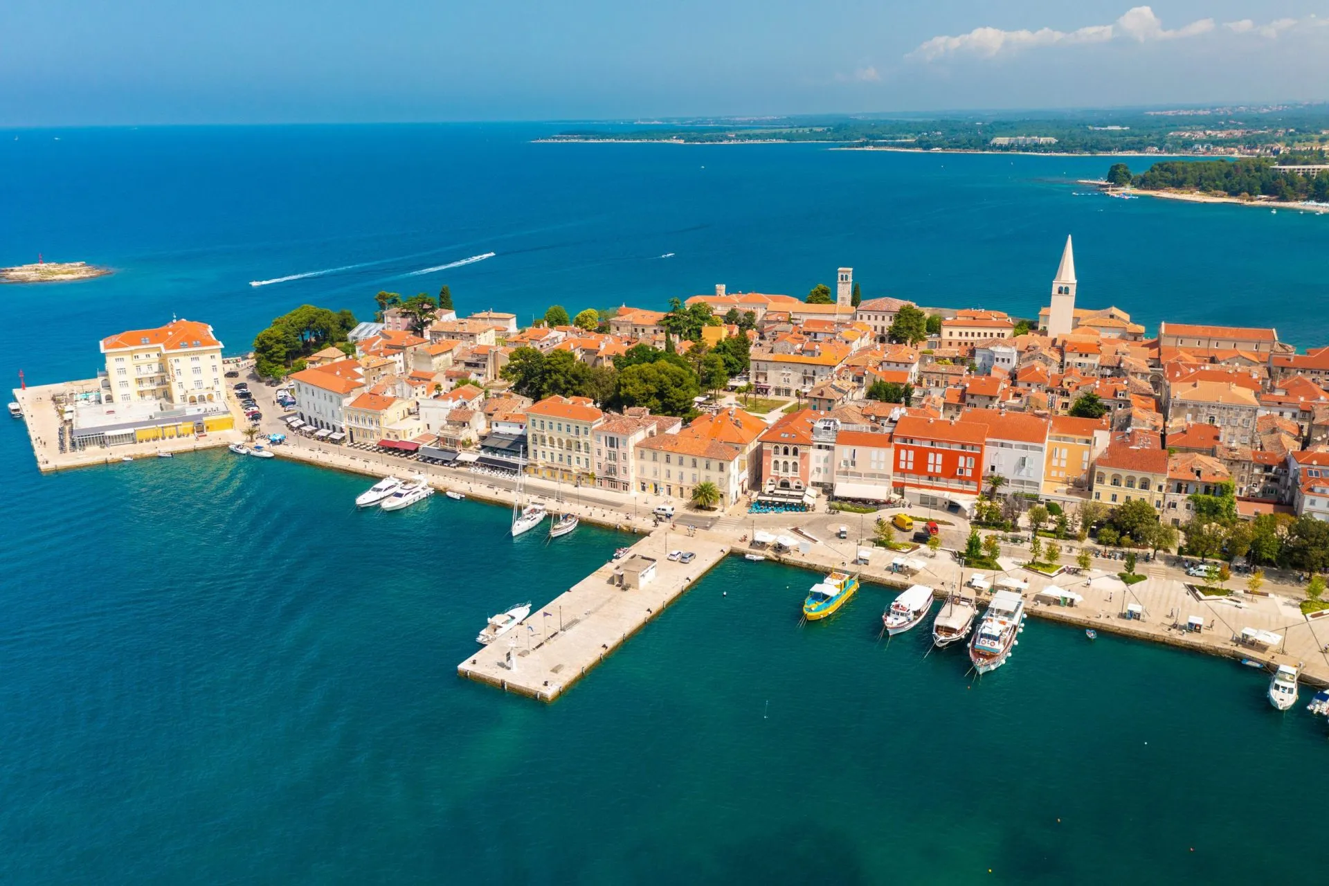luchtfoto van porec stad istra kroatië stockpack adobe voorraad geschaald
