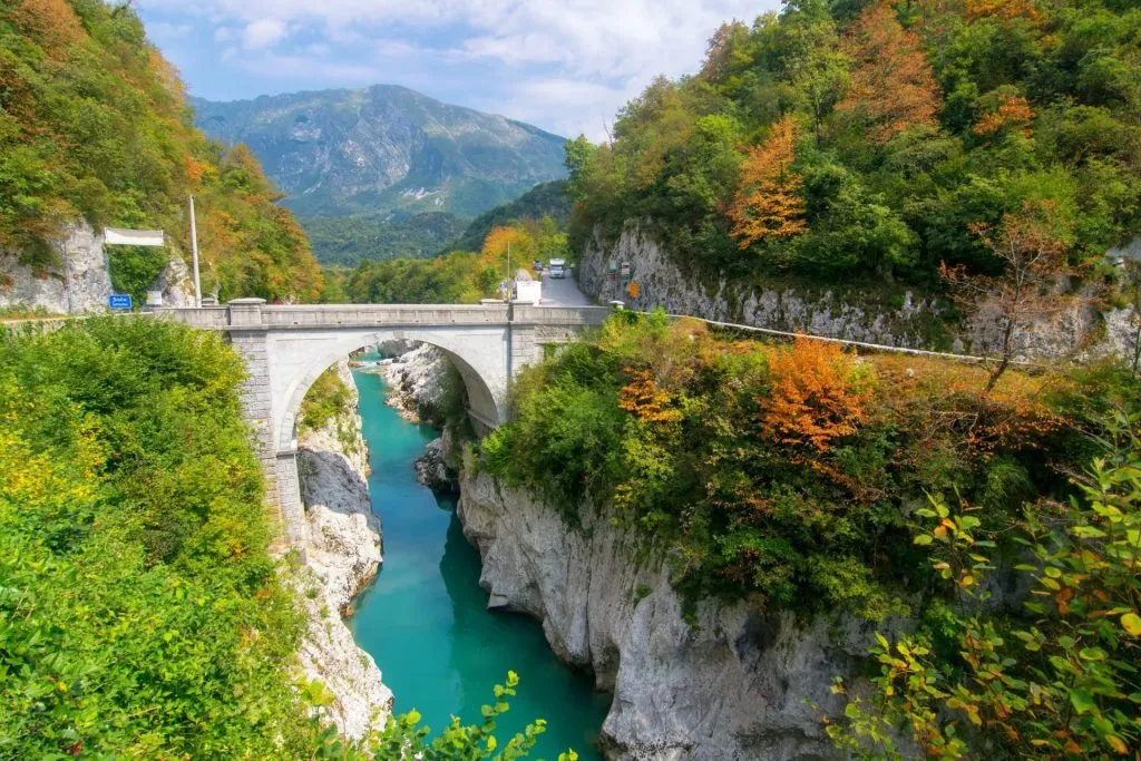 Fahrt über die Napoleonbrücke, die den Fluss Soča überspannt