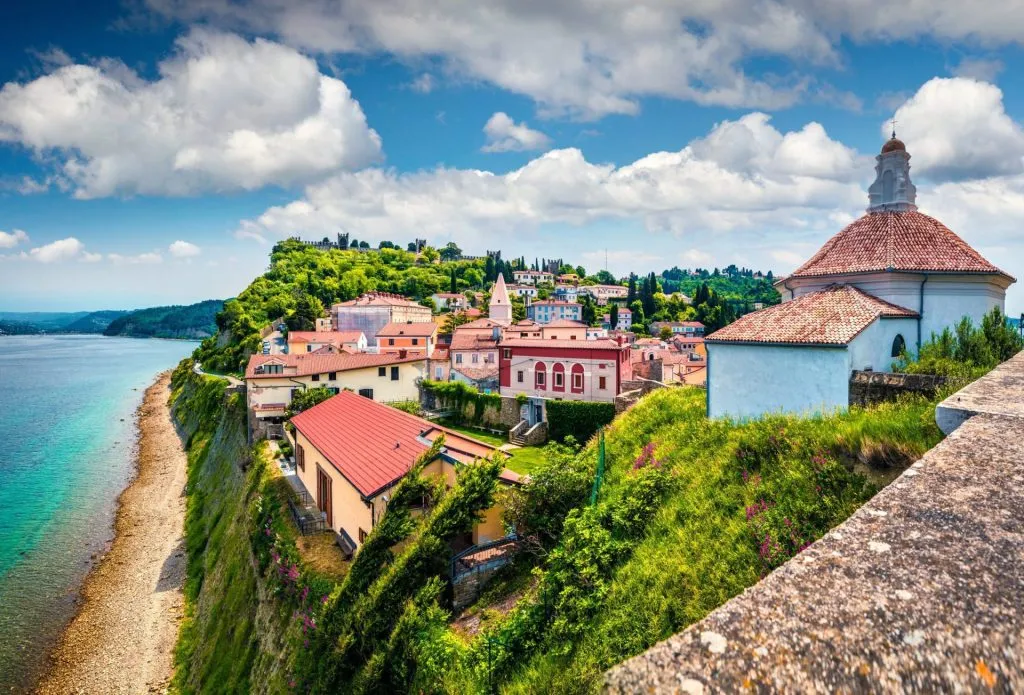 ljus utsikt över gamla stan i Piran