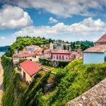 ljus utsikt över gamla stan i Piran