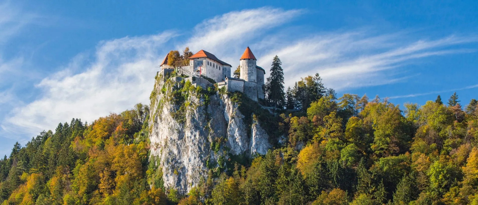 kasteel op de rots op meer bled in slovenië stockpack adobe voorraad geschaald