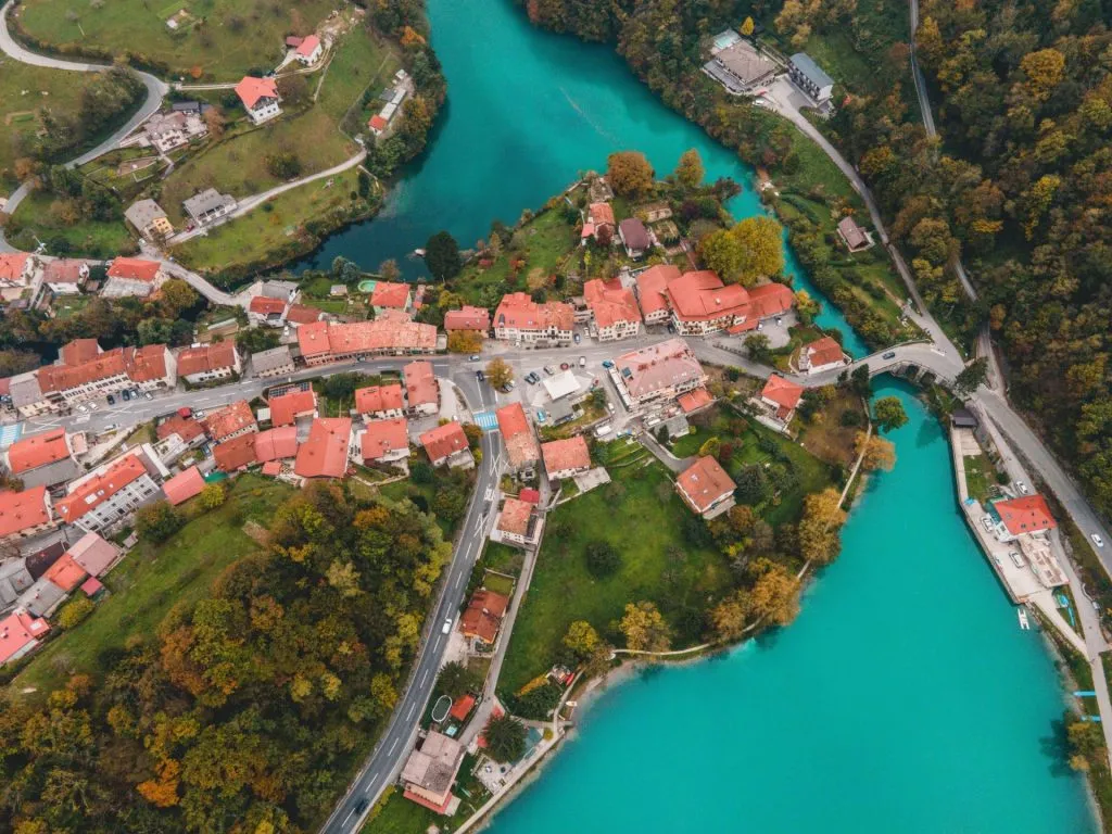 drönarbilder av de flesta na soci i Slovenien stockpack adobe stock skalad