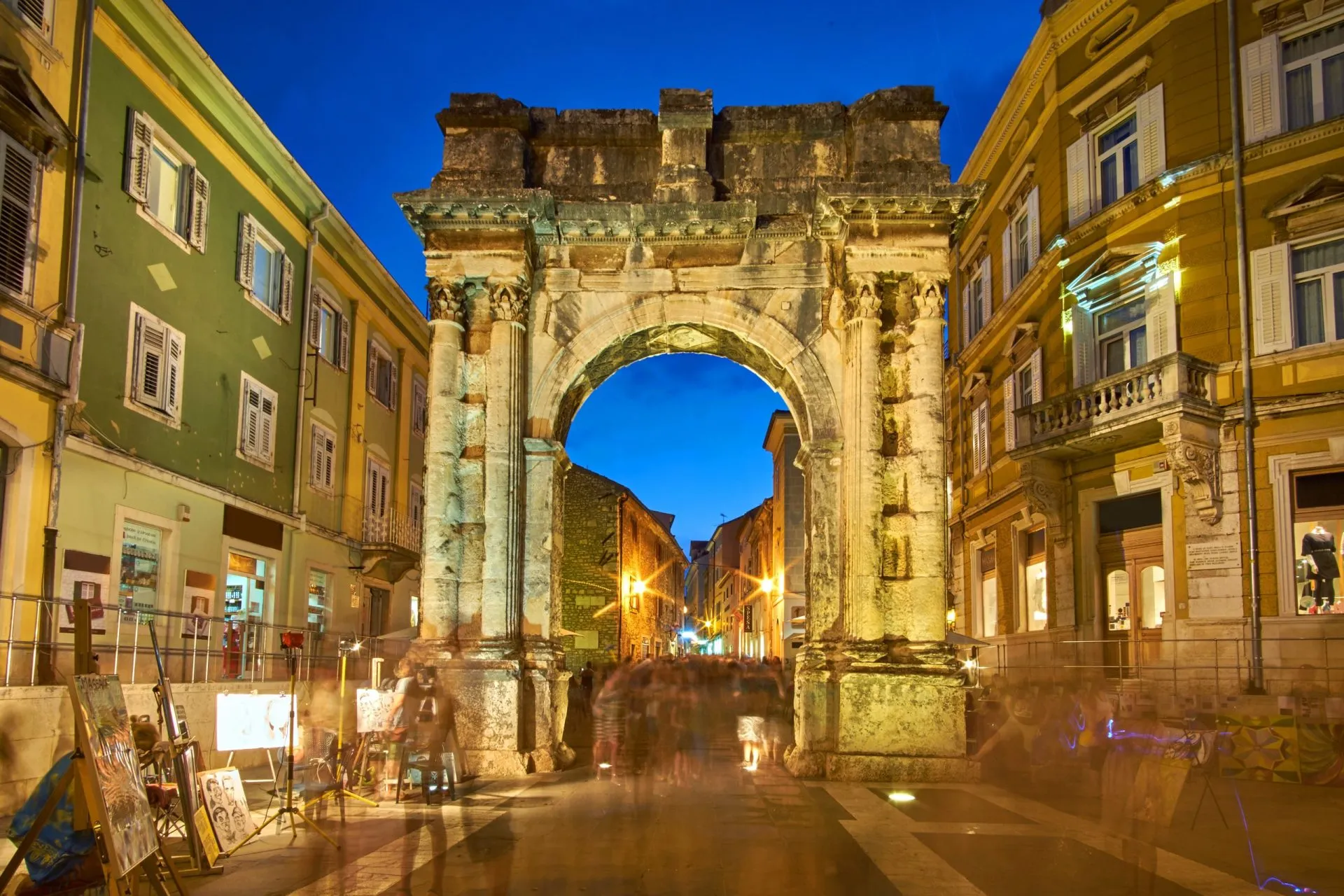 Goldenes Tor Sergiusbogen in Pula bei Nacht Kroatien stockpack adobe stock skaliert