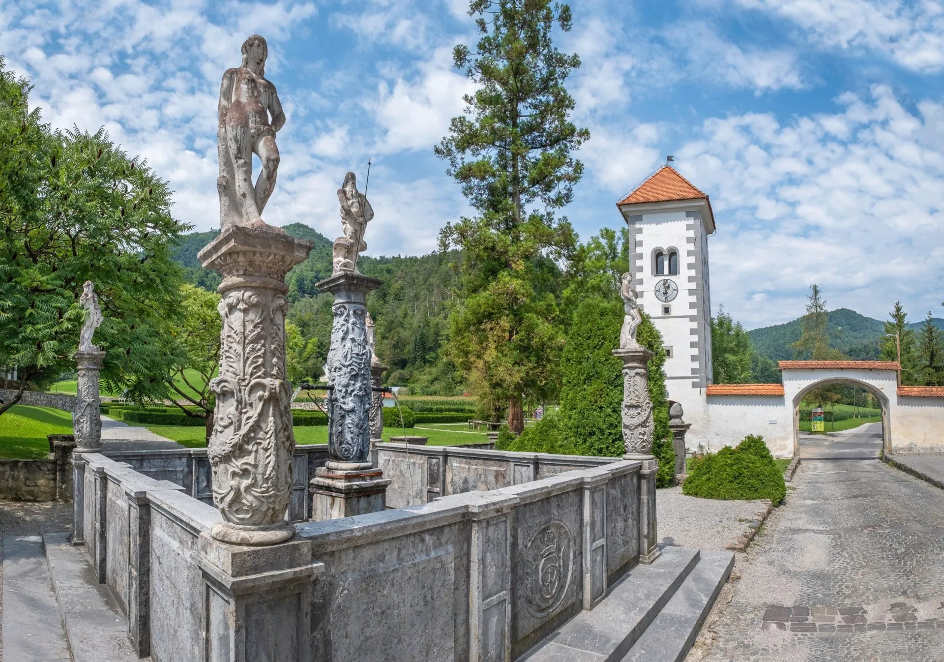 neptunes fontein bij polhov gradec manor slovenië stockpack adobe voorraad geschaald