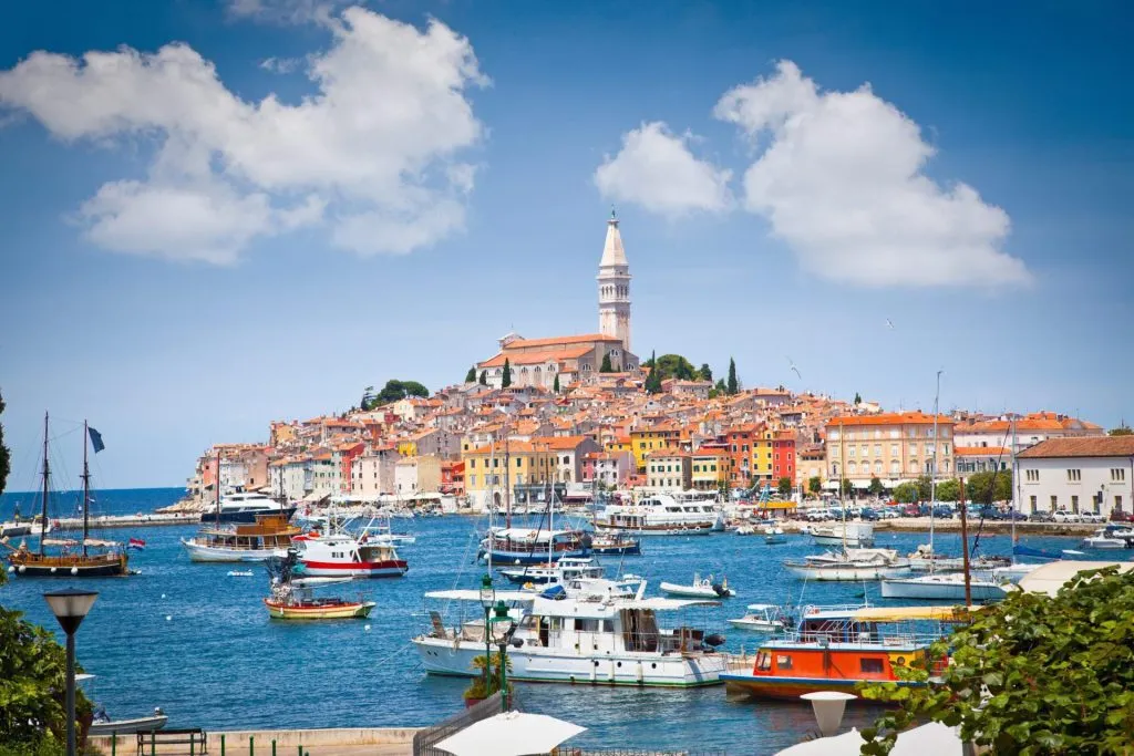 gammal istrisk stad i rovinj kroatien stockpack adobe stock skalenligt