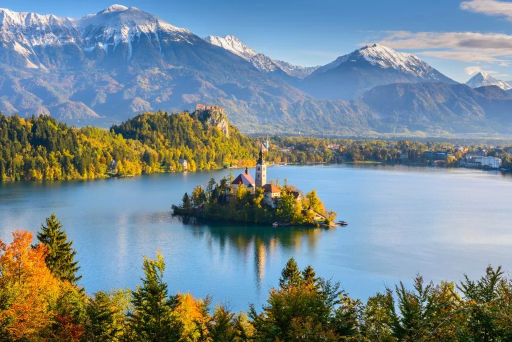 Panoramautsikt över Bledsjön från berget Osojnica, Slovenien