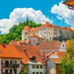 malerisk bybillede af skofja loka en lille historisk by i slovenien stockpack adobe stock skaleret
