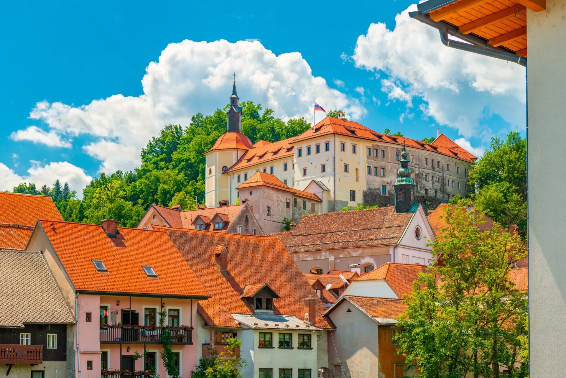 schilderachtig stadsgezicht van skofja loka een kleine historische stad in slovenië stockpack adobe voorraad geschaald