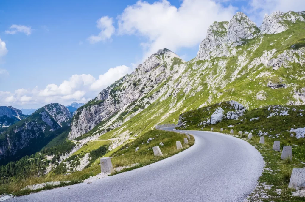 Veien til Mangart-sadelen, den høyeste veien i Slovenia.