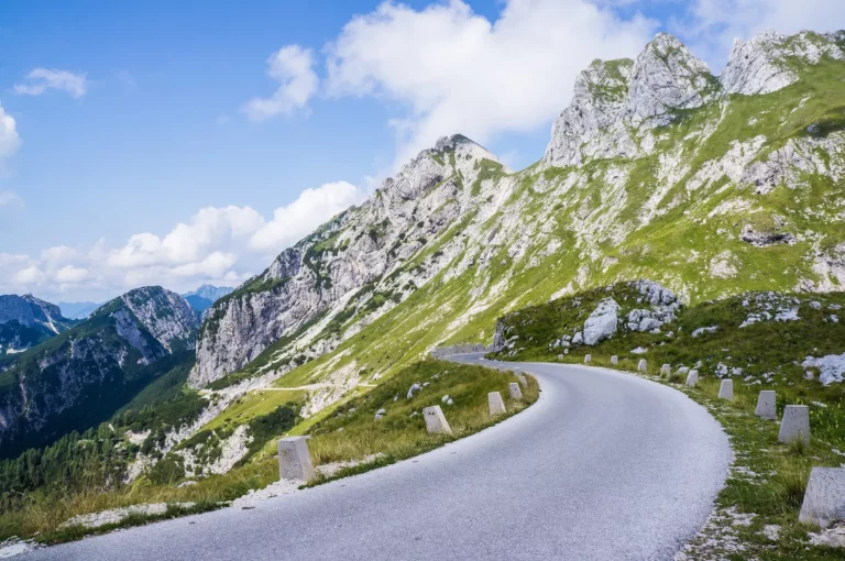 Straße zum Mangart-Sattel, der höchsten Straße Sloweniens.