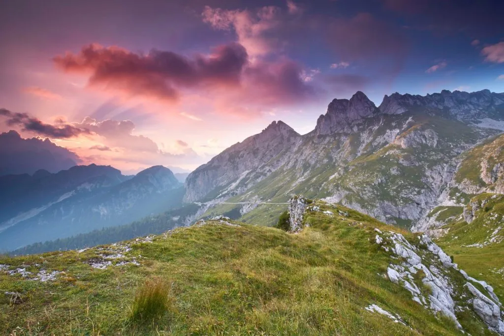 sonnenuntergang in den slowenischen alpen mount mangart gipfel stockpack adobe lager skalenligt