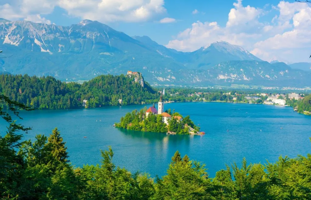 utsikt över bledsjön och julianska alperna i slovenien stockpack adobe stock skalenligt