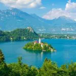 blick auf den blutsee und die julischen alpen in slowenien stockpack adobe stock scaled